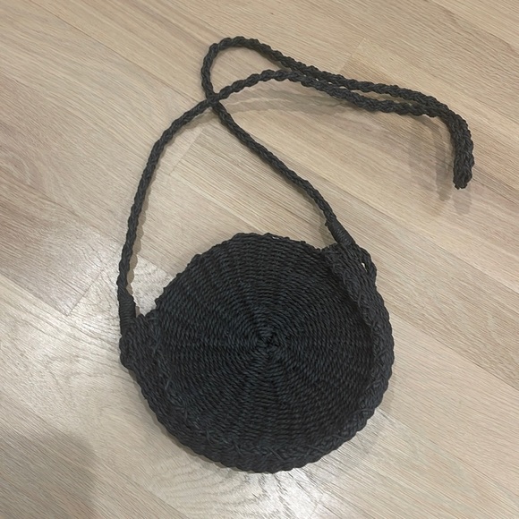 Urban Outfitters Black Round Straw Bag NWT - Picture 1 of 3